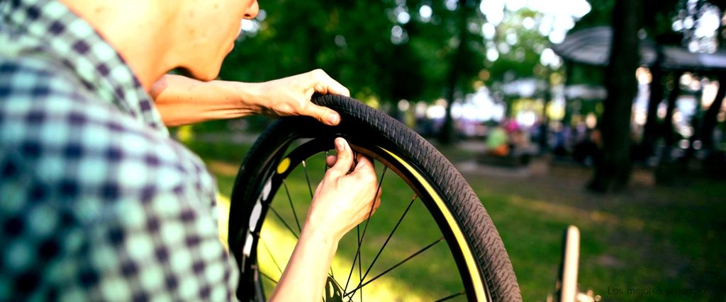 Cuentakilómetros con altímetro: la herramienta perfecta para controlar tus rutas en bicicleta