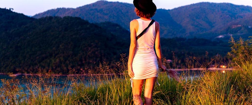 Descubre la sensualidad de los vestidos cortos con espalda descubierta