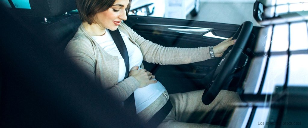 ¿Dónde debe sentarse una embarazada en un auto?