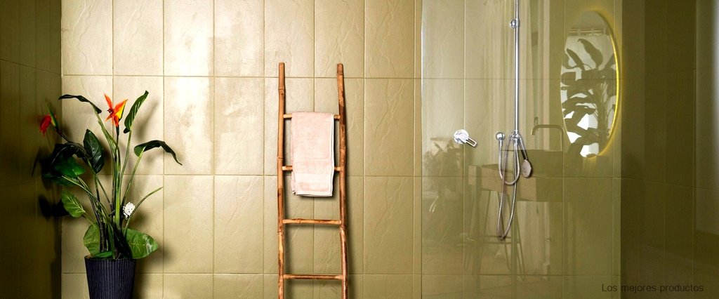 La elegancia del gris cromado: descubre la columna de ducha termostática Grohe Clova