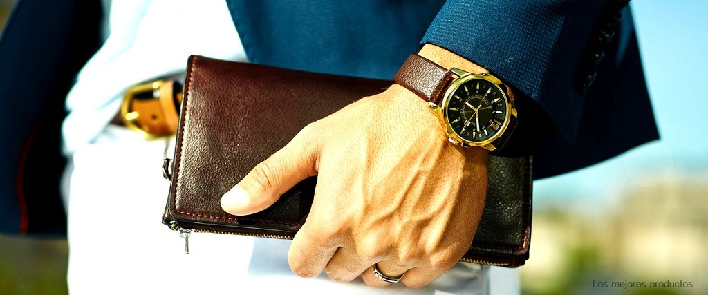 Reloj Genuine Leather: Un accesorio imprescindible para hombres y mujeres