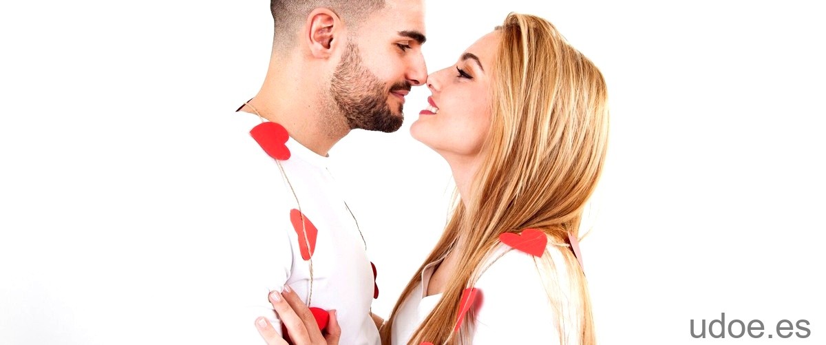 Bradley Simpson y su novia muestran su amor con un tierno beso