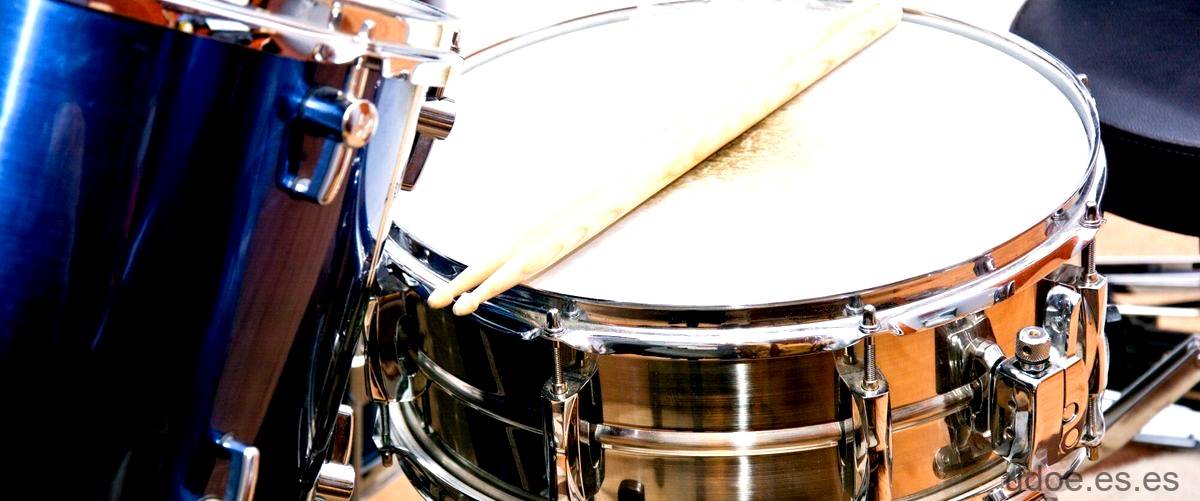 ¿Cómo se denominan los palitos de madera utilizados en percusión?