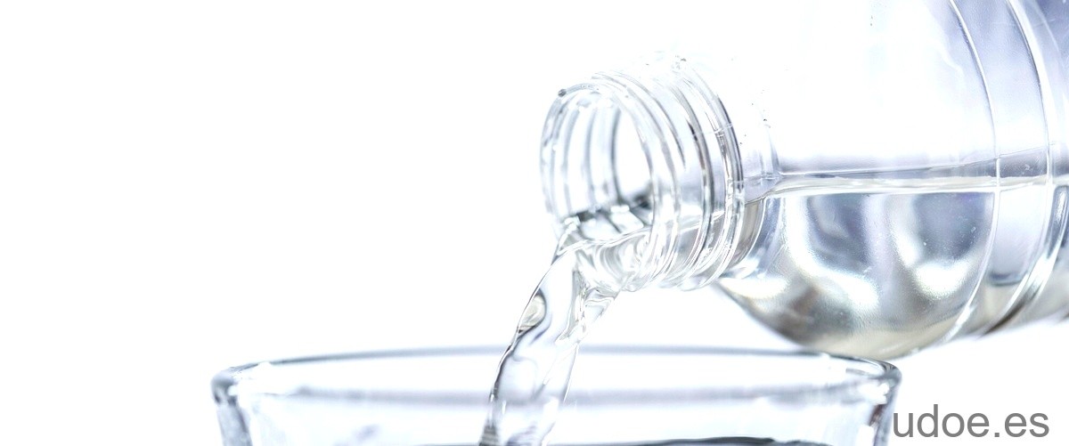 ¿Qué características del agua la hacen un solvente universal?